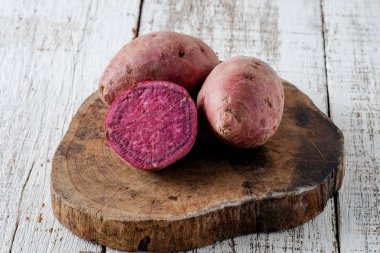 Filtre etkisi retro v ile ahşap arka plan üzerinde ham tatlı patates