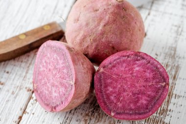 Filtre etkisi retro v ile ahşap arka plan üzerinde ham tatlı patates