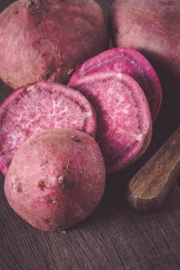 Filtre etkisi retro v ile ahşap arka plan üzerinde ham tatlı patates