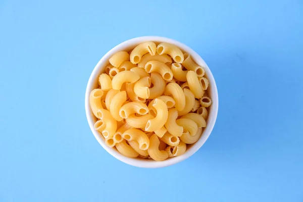 Итальянская еда сырые макароны для приготовления пищи из муки — стоковое фото