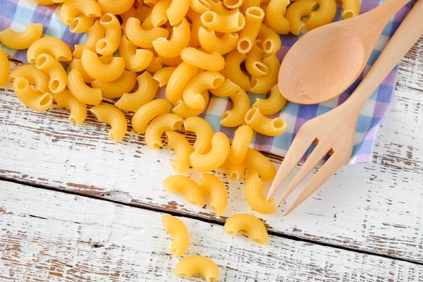 Comida italiana macarrão cru Para cozinhar alimentos feitos de farinha — Fotografia de Stock