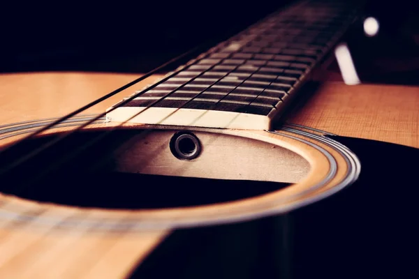 Photo prise de vue rapprochée de la guitare acoustique classique avec filtre effec — Photo