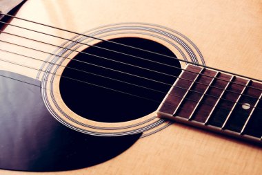 Klasik akustik gitar ile filtre doğurur fotoğrafı yakın çekim yukarı