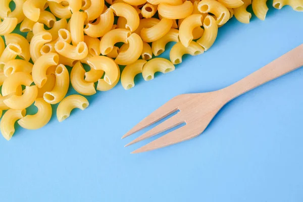 Comida italiana macarrão cru Para cozinhar alimentos feitos de farinha — Fotografia de Stock