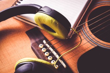 Klasik akustik gitar ile filtre doğurur fotoğrafı yakın çekim yukarı