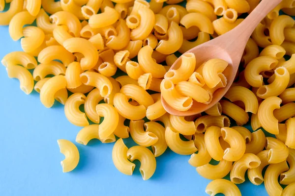 Comida italiana macarrão cru Para cozinhar alimentos feitos de farinha — Fotografia de Stock