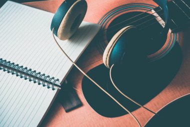Klasik akustik gitar ile filtre doğurur fotoğrafı yakın çekim yukarı
