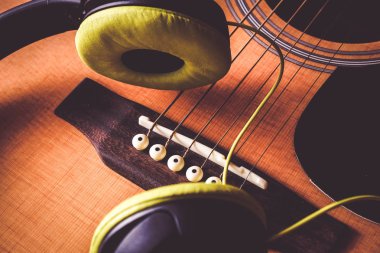 Klasik akustik gitar ile filtre doğurur fotoğrafı yakın çekim yukarı