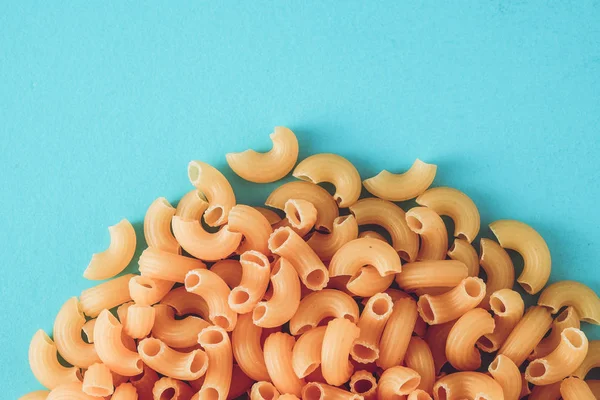 Italiensk mat rå makaroner för Matlagning mat gjord av mjöl — Stockfoto