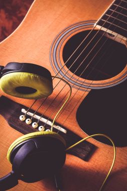 Klasik akustik gitar ile filtre doğurur fotoğrafı yakın çekim yukarı