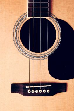 Klasik akustik gitar ile filtre doğurur fotoğrafı yakın çekim yukarı