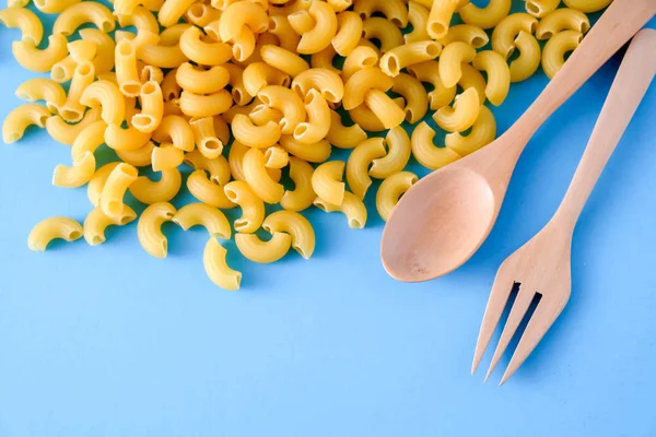 Comida italiana macarrão cru Para cozinhar alimentos feitos de farinha — Fotografia de Stock