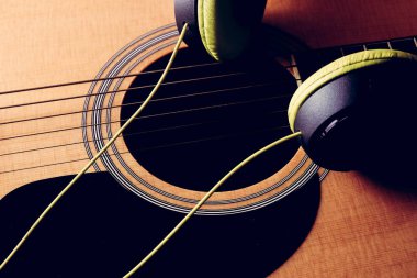 Klasik akustik gitar ile filtre doğurur fotoğrafı yakın çekim yukarı