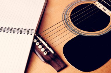 Klasik akustik gitar ile filtre doğurur fotoğrafı yakın çekim yukarı