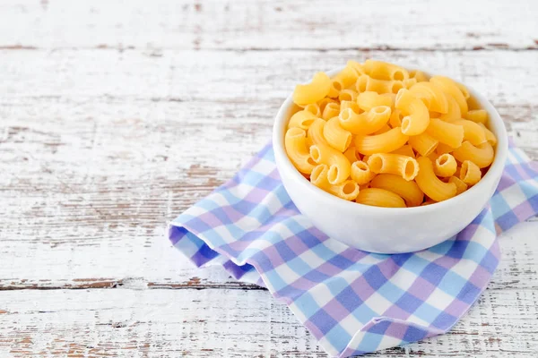 Comida italiana macarrão cru Para cozinhar alimentos feitos de farinha — Fotografia de Stock