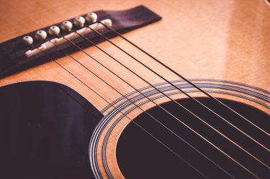Klasik akustik gitar ile filtre doğurur fotoğrafı yakın çekim yukarı