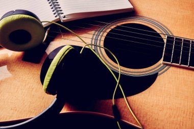 Klasik akustik gitar ile filtre doğurur fotoğrafı yakın çekim yukarı