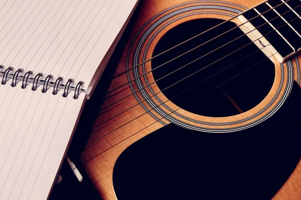 Photo prise de vue rapprochée de la guitare acoustique classique avec filtre effec — Photo