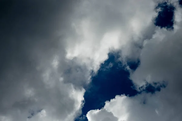 Nuvens nimbus no céu de verão antes da chuva — Fotografia de Stock