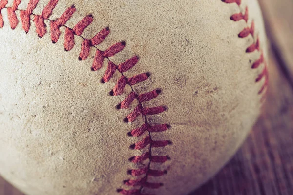 Stary Baseball na tle drewna z filtr efektu retro vintage — Zdjęcie stockowe