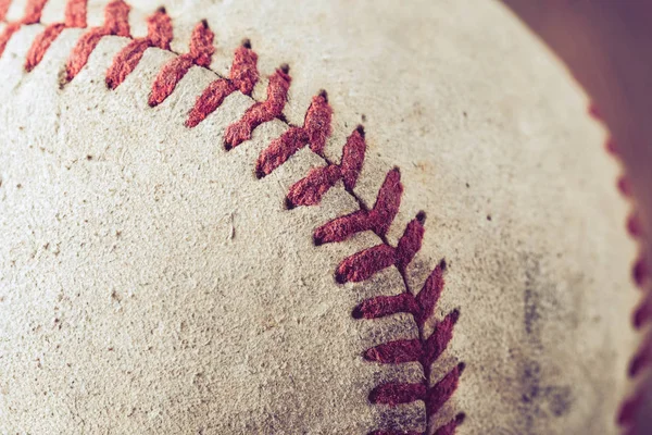 Oude Honkbal op hout achtergrond met filter effect retro vintage — Stockfoto