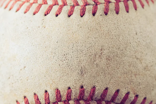 Beisebol velho no fundo de madeira com efeito de filtro retro vintage — Fotografia de Stock