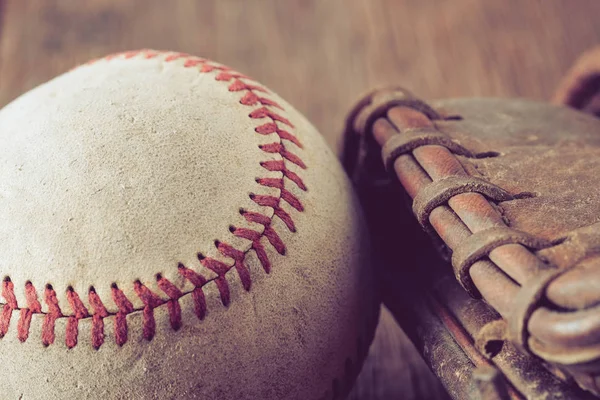 Oude Honkbal op hout achtergrond met filter effect retro vintage — Stockfoto