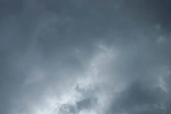 Nuvole di nimbo sul cielo estivo prima della pioggia — Foto Stock