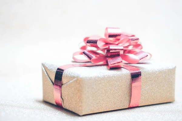 Κουτί δώρου για τα Χριστούγεννα και Ευτυχισμένο το νέο έτος με εφέ φίλτρου ret — Φωτογραφία Αρχείου
