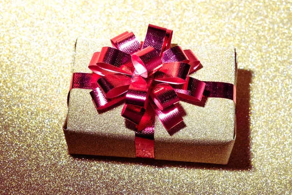 Подарочная коробка на Рождество и счастливого нового года с фильтр-эффектом ret — стоковое фото
