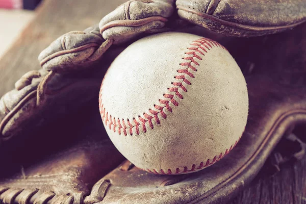 Stary Baseball na tle drewna z filtr efektu retro vintage — Zdjęcie stockowe