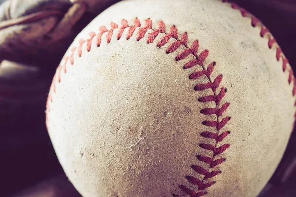 Stary Baseball na tle drewna z filtr efektu retro vintage — Zdjęcie stockowe