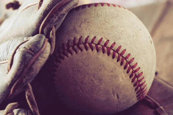 Oude Honkbal op hout achtergrond met filter effect retro vintage — Stockfoto
