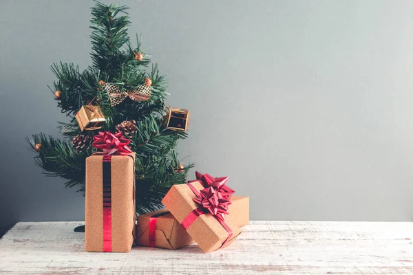 Подарочная коробка на Рождество и счастливого нового года с фильтр-эффектом ret — стоковое фото