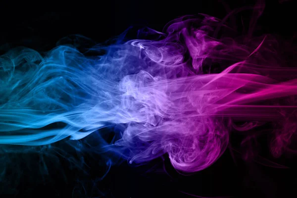 Абстрактный голубой и розовый дым на темном фоне . — стоковое фото