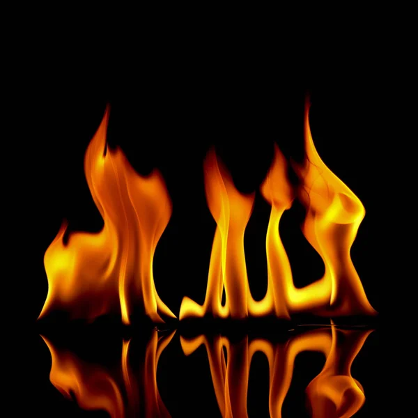 Zeer hete brand abstracte achtergrond. brand op een zwarte achtergrond. — Stockfoto