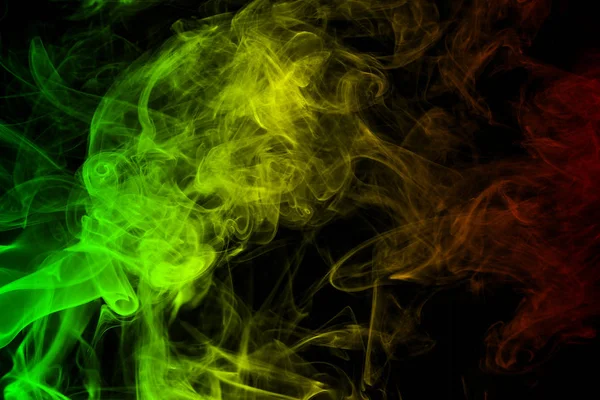 Abstraktní pozadí kouřové křivek a vlny reggae barvy zelené, žluté, červené barvy v vlajka reggae hudby — Stock fotografie