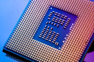 teknoloji siber elektronik kavramı. CPU ram bilgisayarda mavi li