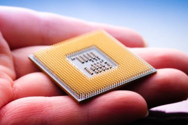 teknoloji siber elektronik kavramı. CPU mikroişlemci yongası el