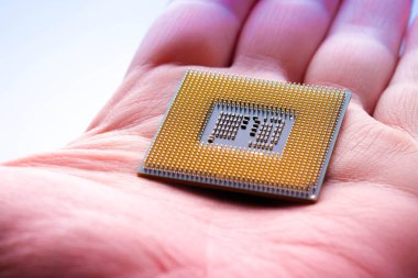 teknoloji siber elektronik kavramı. CPU mikroişlemci yongası el