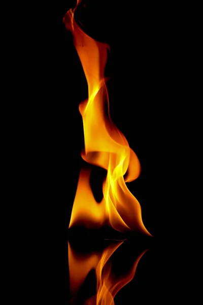 Fondo abstracto fuego muy caliente. fuego sobre el fondo negro . — Foto de Stock