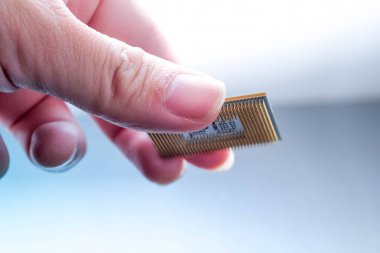 teknoloji siber elektronik kavramı. CPU mikroişlemci yongası el