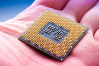 teknoloji siber elektronik kavramı. CPU mikroişlemci yongası el
