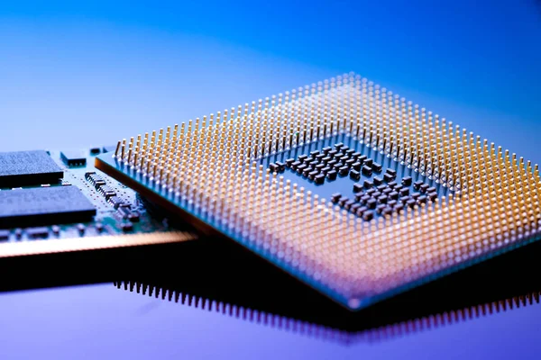 Technologie cyber elektronische concept. CPU ram computer op blauwe li — Stockfoto