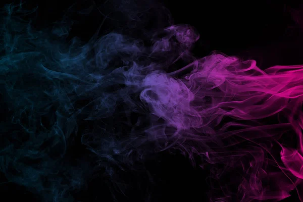 Humo azul y rosa abstracto sobre un fondo oscuro . — Foto de Stock