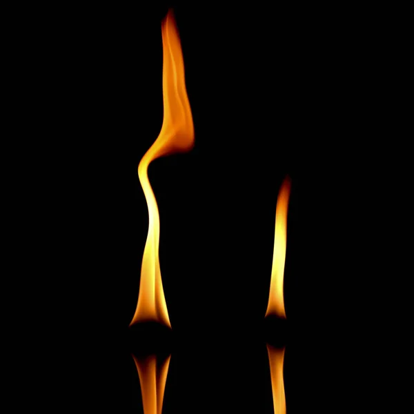 非常に熱い火の抽象的な背景。黒の背景の上に火します。. — ストック写真