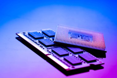 teknoloji siber elektronik kavramı. CPU ram bilgisayarda mavi li