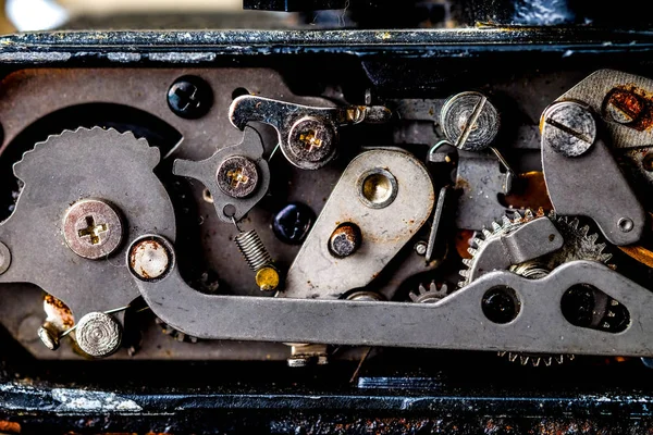 Ретро на винтажном фоне. шестерни от старого механизма — стоковое фото