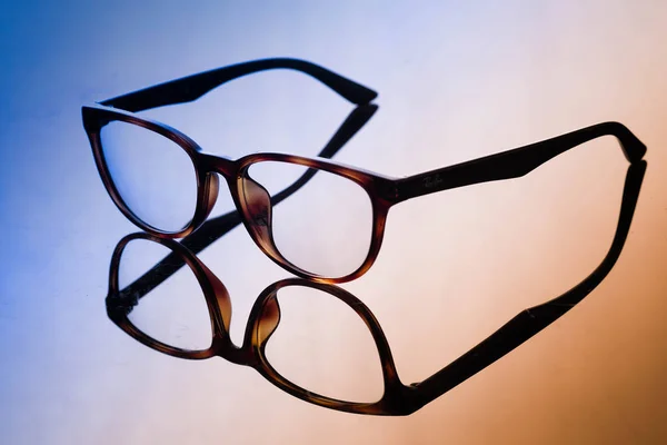 Vintage Brille auf hellem Hintergrund. Modekonzept — Stockfoto