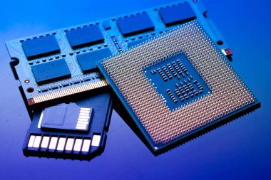 teknoloji siber elektronik kavramı. CPU ram bilgisayarda mavi li
